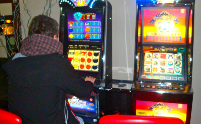 Gioco d’azzardo nei piccoli Comuni: ecco dove in un anno si bruciano 11mila euro pro capite