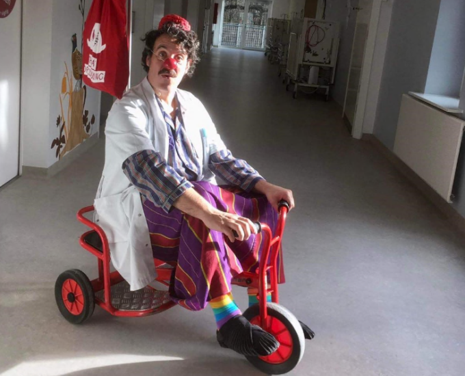 Il sogno del Dottor Sorriso, primo clown in Italia a entrare negli ospedali: “Un mondo senza malattie”