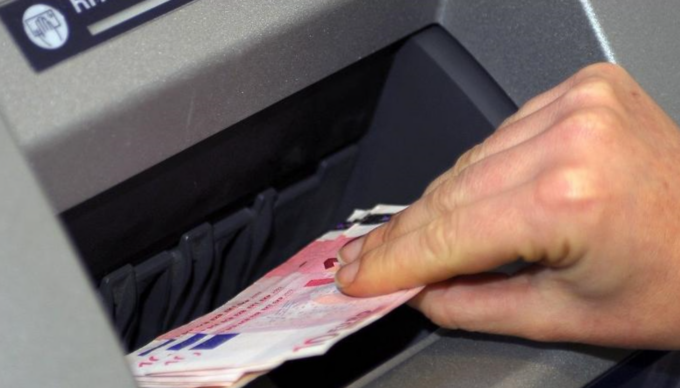 Gli sportelli bancari in Italia continuano a chiudere