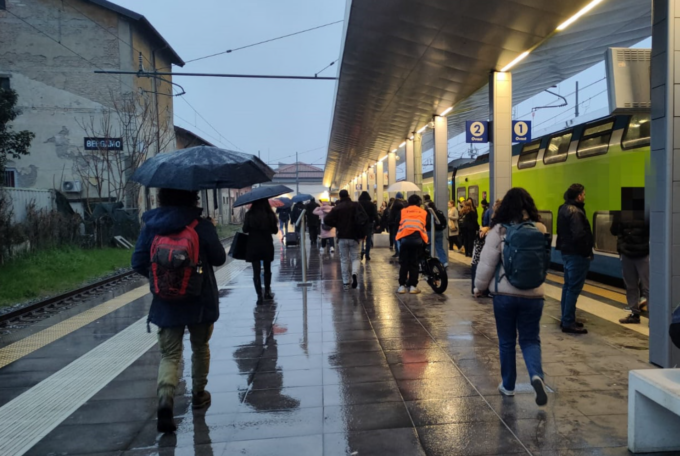 Caos treni regionali, i pendolari si uniscono per far sentire la loro voce