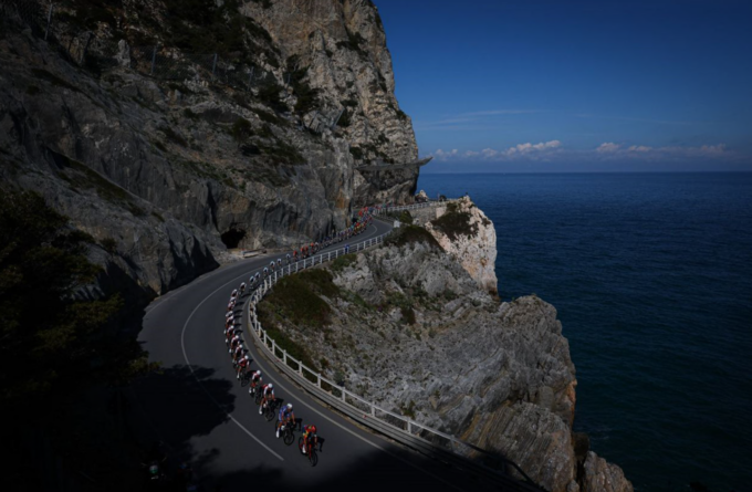 Alla classicissima Milano Sanremo si attende la volata di Tadej Pogacar