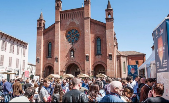 Vinum Alba è diventato ufficialmente fiera internazionale (e fa il record dei consorzi presenti)