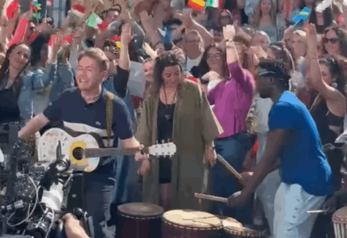 Grande festa ai Giardini Luzzati di Genova per il video dell’ultima canzone di Alfa (con Manu Chao)