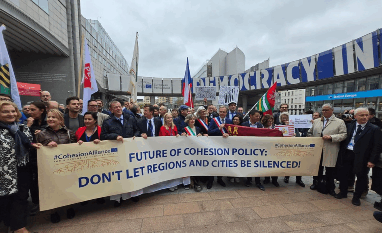 Il Comitato europeo delle Regioni ha bocciato l’UE e la Lombardia è scesa in piazza a Bruxelles