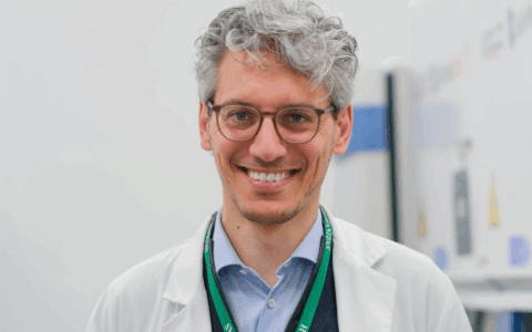 Con il microscopio indaga l’infinitamente piccolo nel suo laboratorio unico in Italia