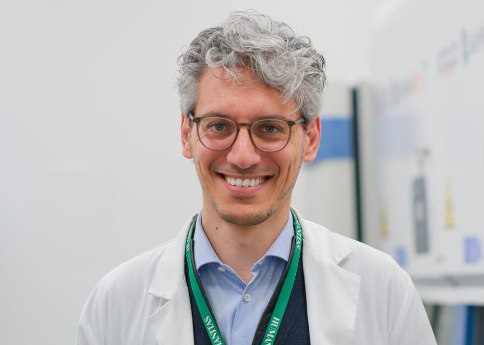 Con il microscopio indaga l’infinitamente piccolo nel suo laboratorio unico in Italia