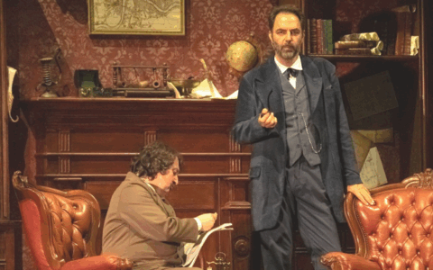 Neri Marcoré diventa Sherlock Holmes, stasera all’Ariston di Sanremo