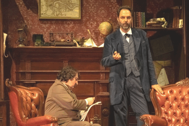 Neri Marcoré diventa Sherlock Holmes, stasera all’Ariston di Sanremo