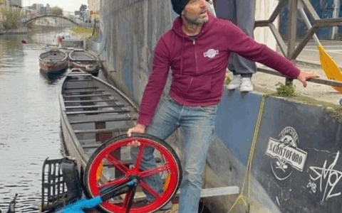 Una vita a colori sui Navigli di Milano: la storia di Simone Lunghi
