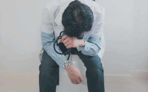 Gli operatori sanitari denunciano un allarme violenza crescente: in Piemonte nel 2024 oltre 1.000 aggressioni