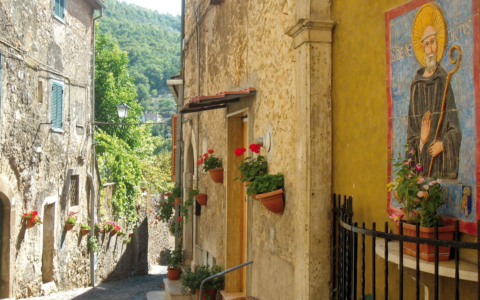 Sono molti i percorsi possibili ma la Via Francigena è in testa