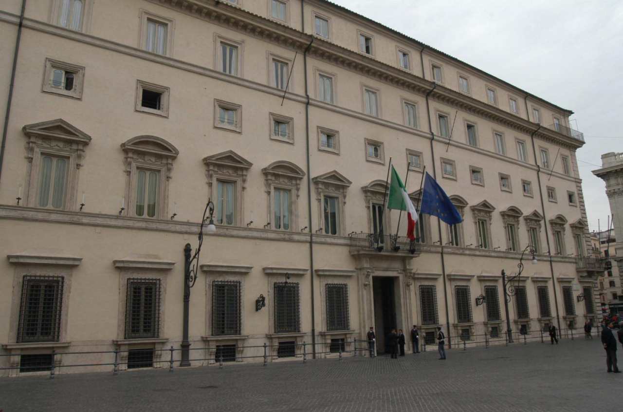 Fino a 400 euro al mese per chi assiste un familiare almeno 91 ore a settimana