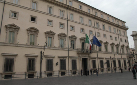 Fino a 400 euro al mese per chi assiste un familiare almeno 91 ore a settimana