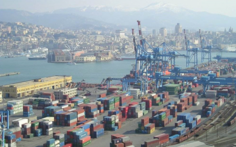 Merci e passeggeri il record del sistema portuale del Mar Ligure Occidentale nel 2025