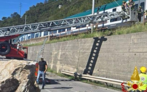 Un masso cade su strada e ferrovia in provincia di Lecco