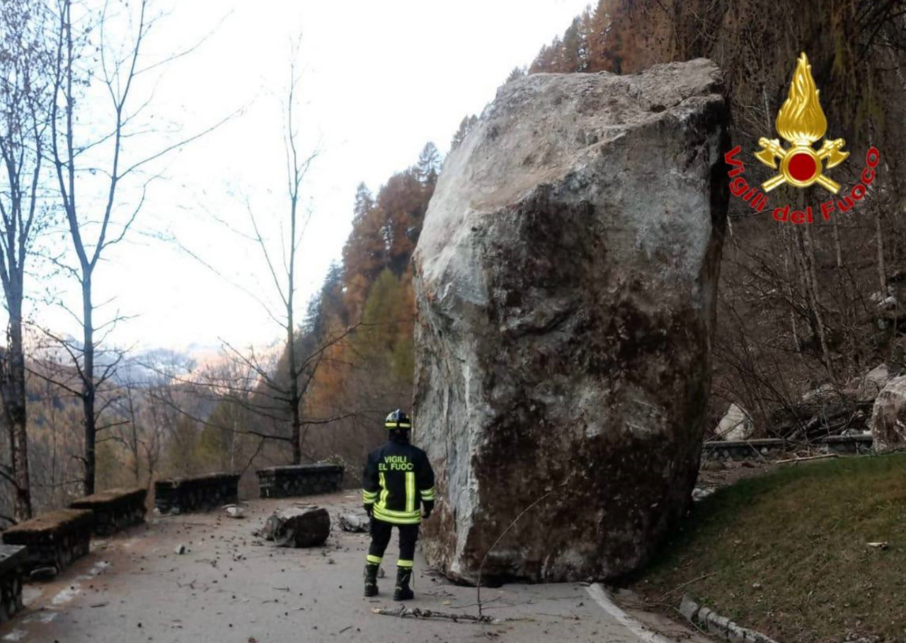 Tremila metri cubi di materiale roccioso sulla carreggiata in Valtellina