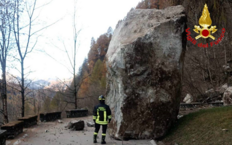 Tremila metri cubi di materiale roccioso sulla carreggiata in Valtellina