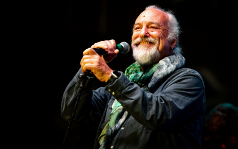 Eugenio Finardi celebra 50 anni di musica e il suo percorso artistico con nuovi concerti in tutta Italia