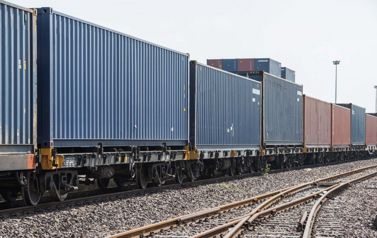 Trasporto merci, le spedizioni su gomma crescono il doppio di quelle su ferrovia