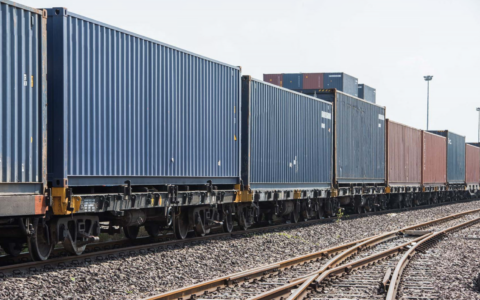 Trasporto merci, le spedizioni su gomma crescono il doppio di quelle su ferrovia