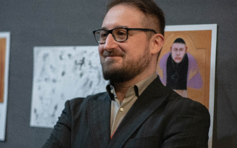 Andrea Spinelli è l’unico illustratore giudiziario d’Italia: «Descrivo la giustizia con la matita»