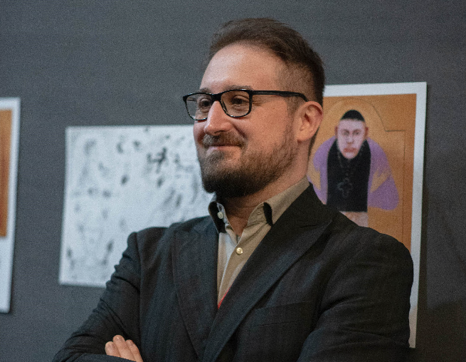 Andrea Spinelli è l’unico illustratore giudiziario d’Italia: «Descrivo la giustizia con la matita»