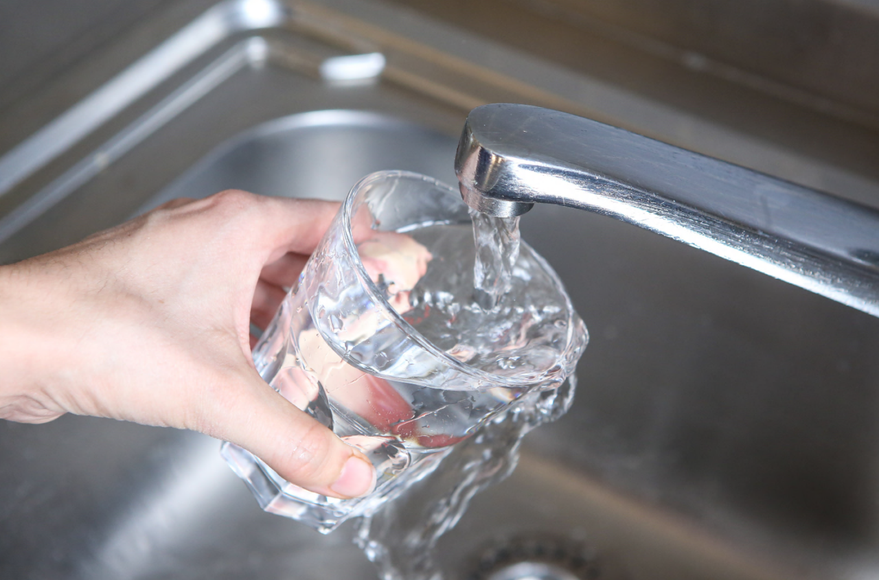 Acqua dal rubinetto: nel 2024 i consumi più bassi degli ultimi 25 anni