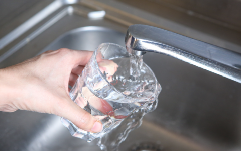 Acqua dal rubinetto: nel 2024 i consumi più bassi degli ultimi 25 anni