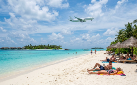 Biglietti aerei volano i costi e i vacanzieri cambiano meta