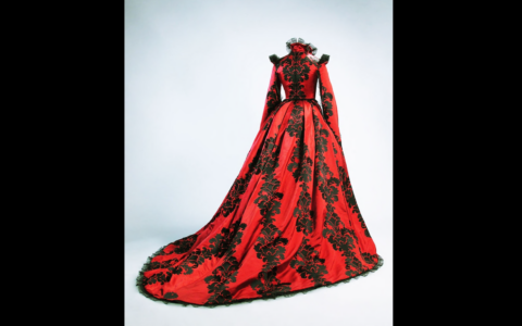 «Regine in scena»: il  costume è arte tra cinema e teatro