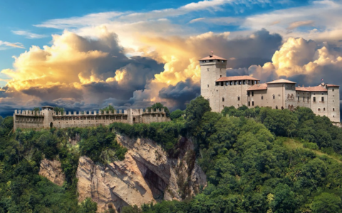 Il fascino di Angera e della sua Rocca Borromea