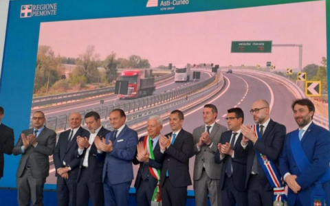 Aperta la  Asti-Cuneo a quattro corsie  «Simbolo del Piemonte che avanza»