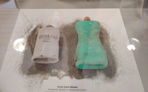A Milano esiste un museo della plastica che racconta l’impatto ambientale delle nostre azioni