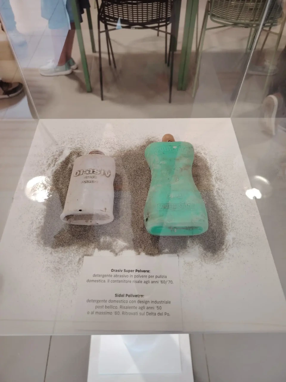 A Milano esiste un museo della plastica che racconta l’impatto ambientale delle nostre azioni