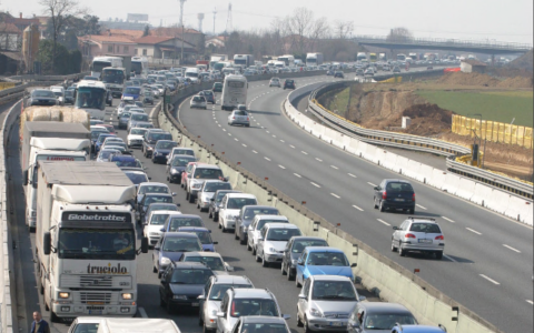 In Piemonte quasi uno stipendio all’anno se ne va per andare a lavoro