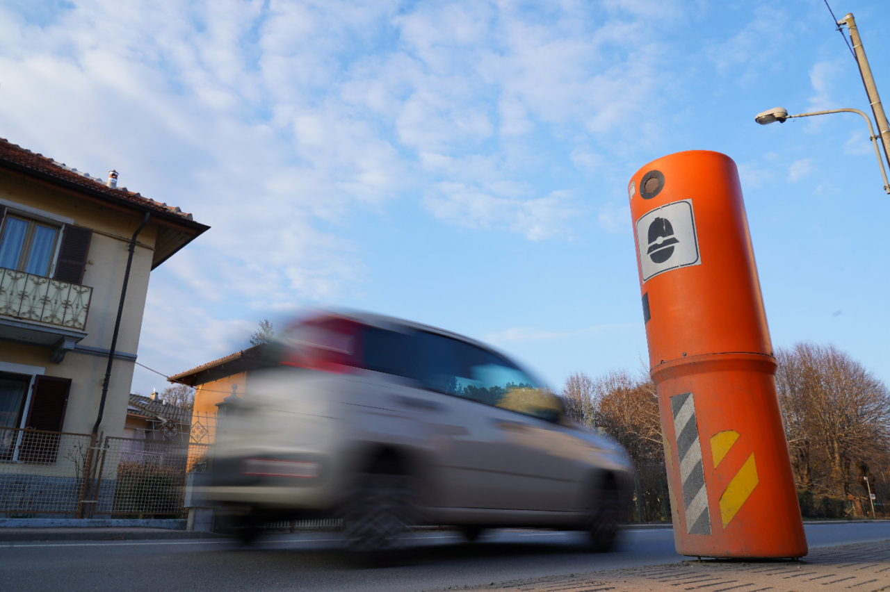 Multe per eccesso di velocità a Milano nel 2025 incassati quasi 7 milioni di euro, ma a Vercelli  solo 598