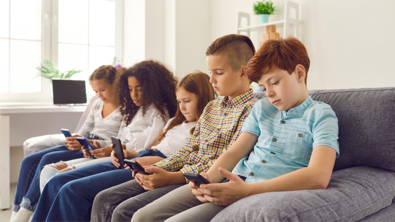 Solo un bambino su 10 non ha il cellulare in seconda media