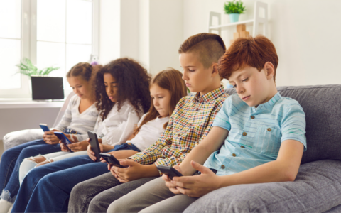 Solo un bambino su 10 non ha il cellulare in seconda media